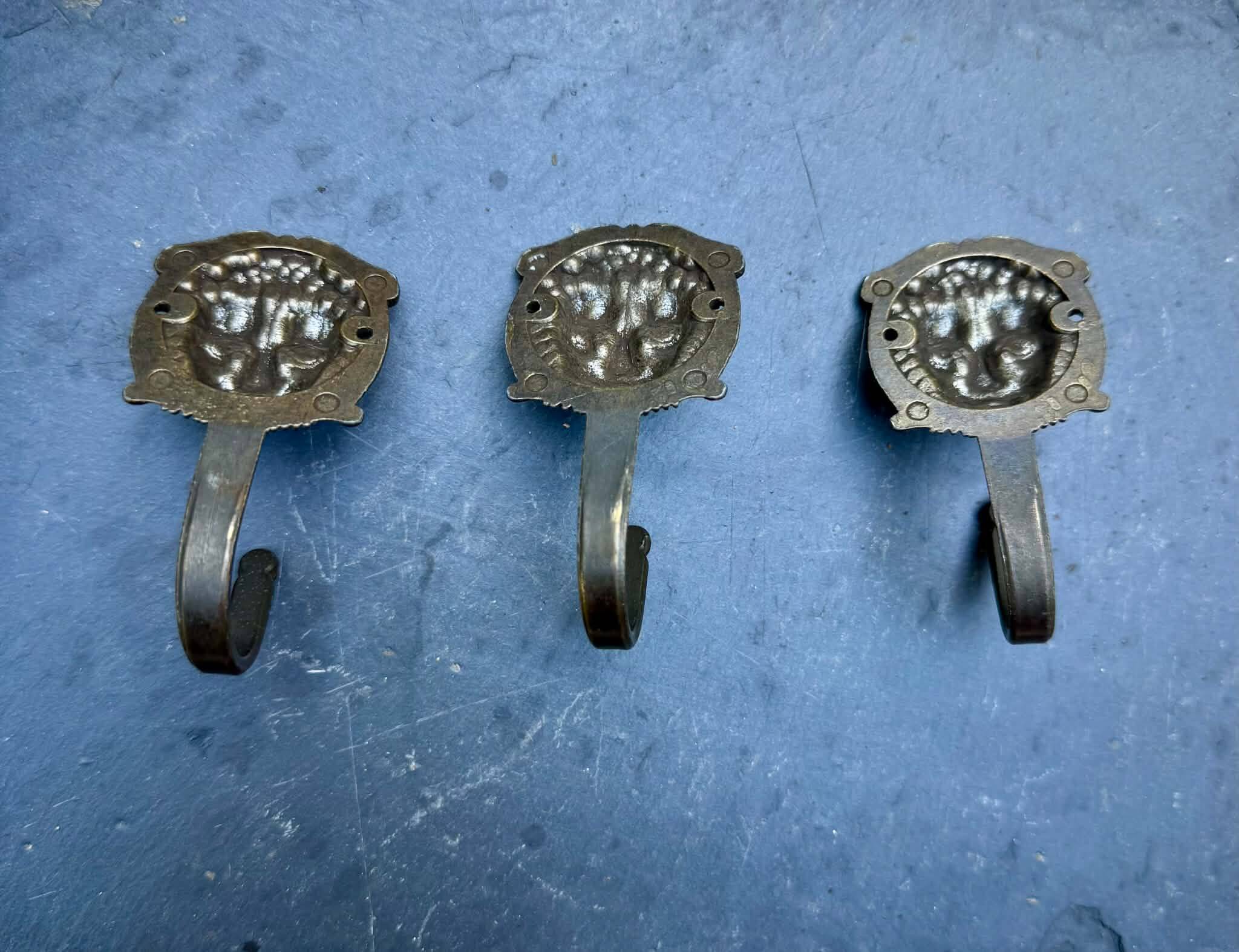 3 patères lion en laiton massif baroque