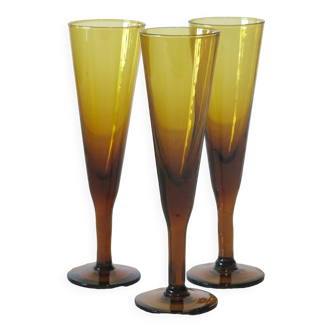 3 grandes coupes à champagne en verre ambré jaune en très bon état