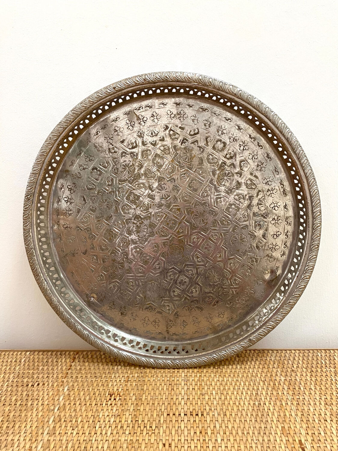 Grand plateau traditionnel oriental en métal argenté