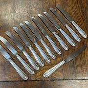 Suite de 12 grands couteaux en métal argenté