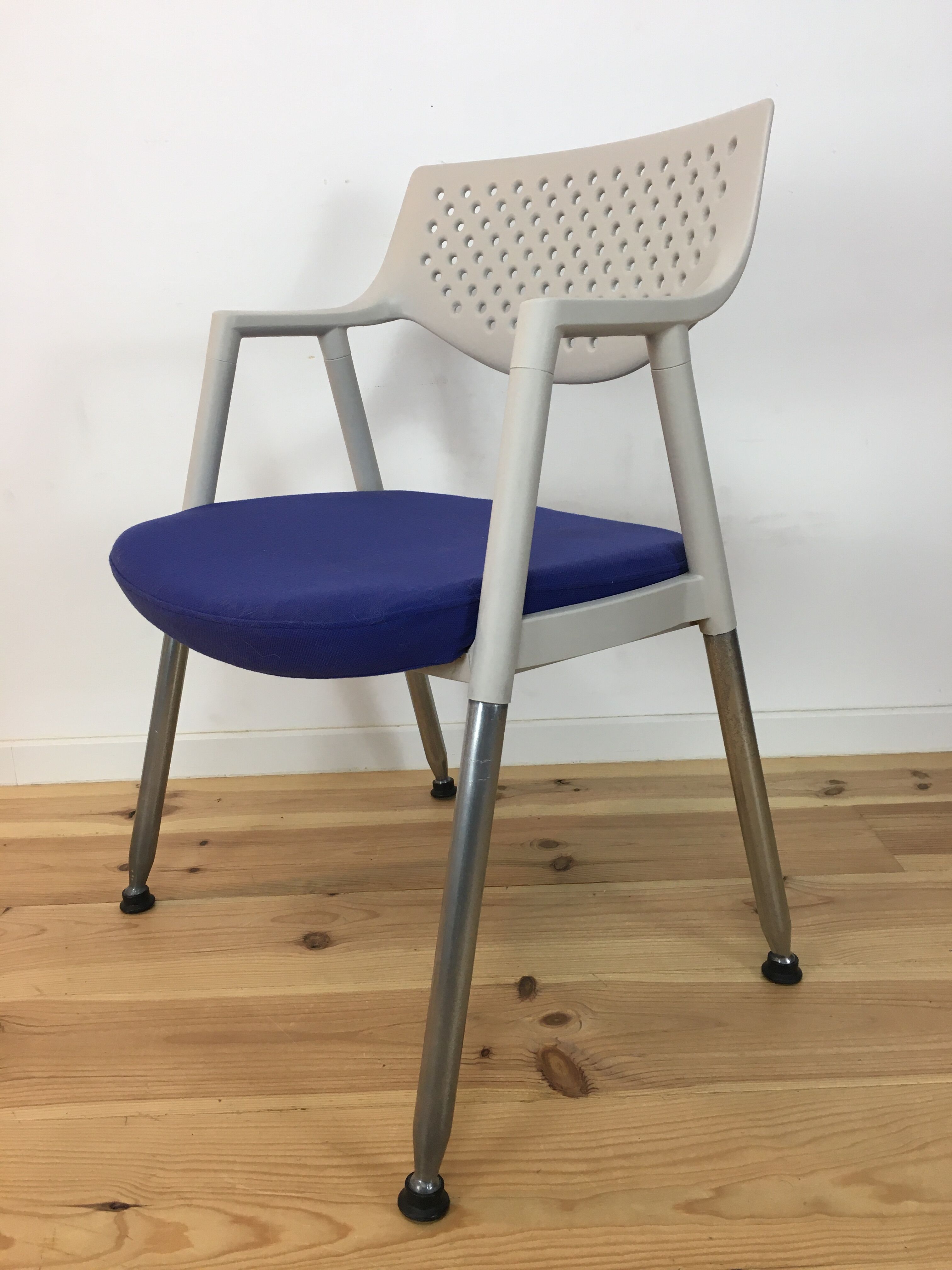 Chaise Vitra blanche et bleue