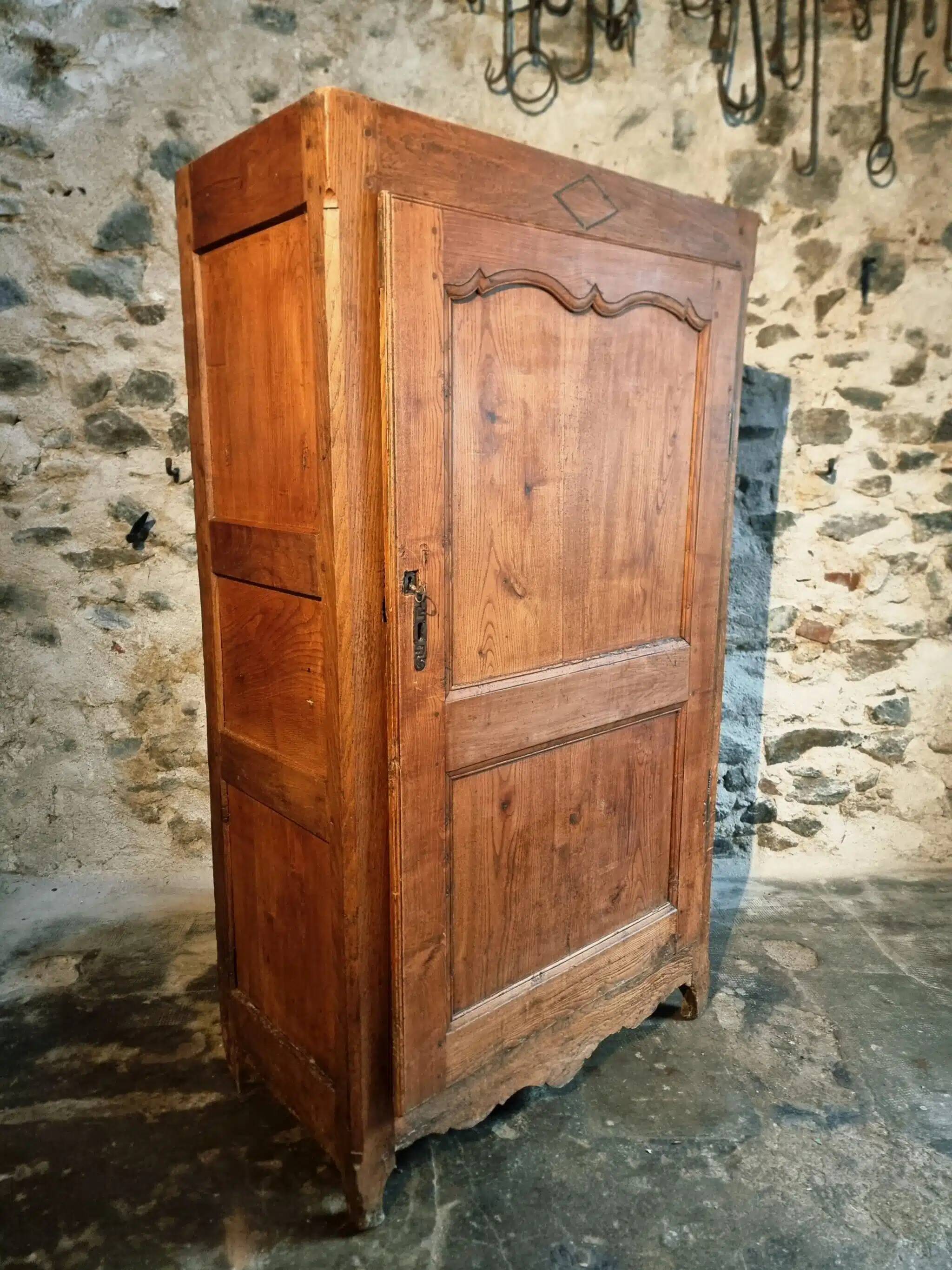 Armoire ancienne française en châtaignier – XVIIIe siècle