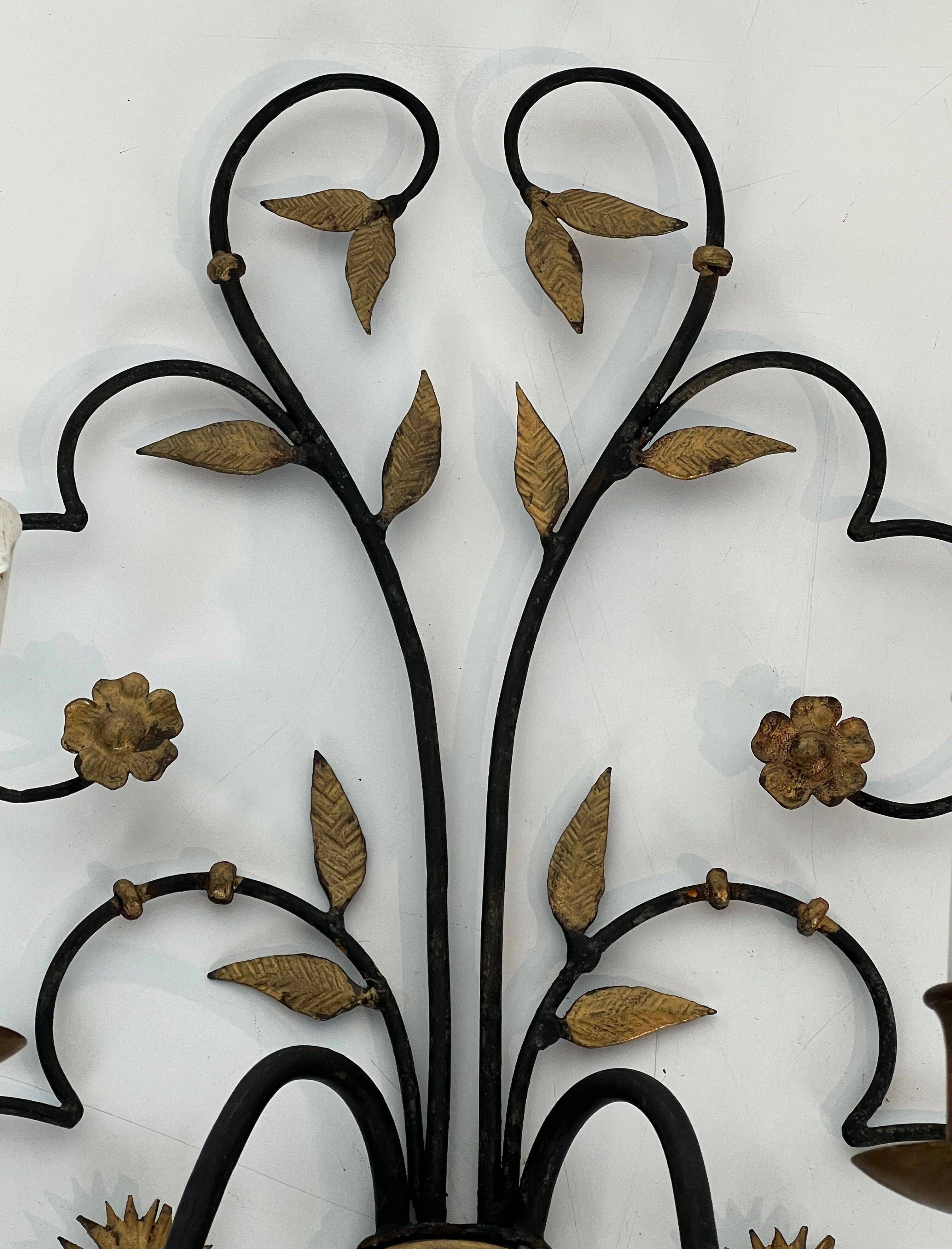 Paire d'appliques en fer forgé et doré représentant un bouquet de fleurs
