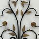 Paire d'appliques en fer forgé et doré représentant un bouquet de fleurs