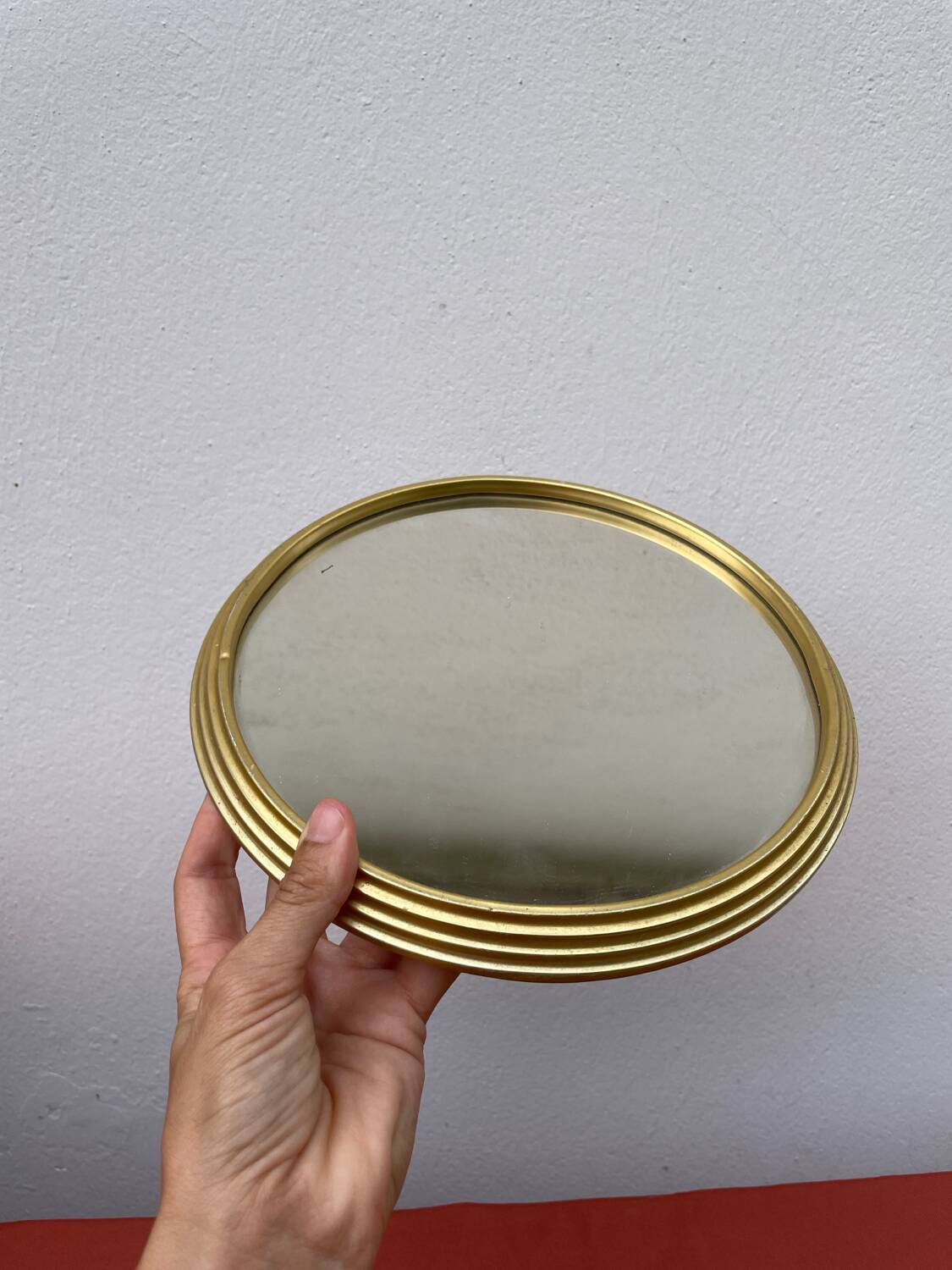 Round mirror in gold metal