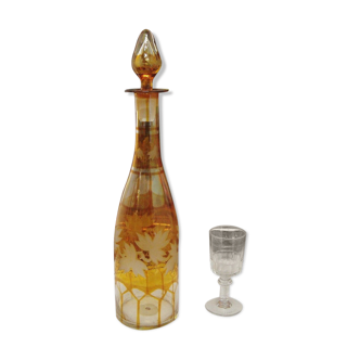 Carafe vintage en verre avec motifs de feuilles de vigne