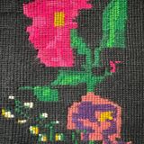 Tapis roumain en laine noire avec un panier de fleurs colorées
