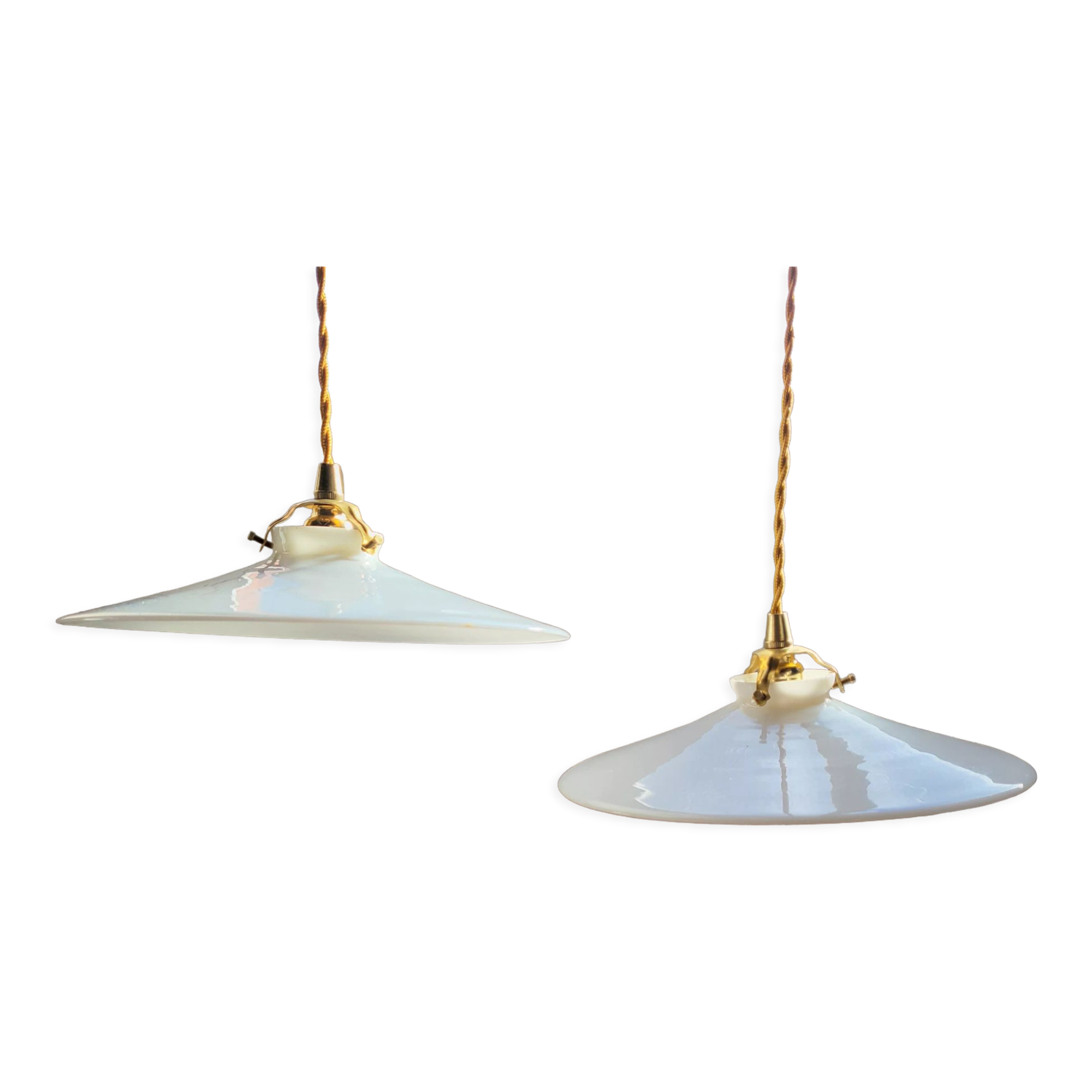 Duo of suspensions in white opaline