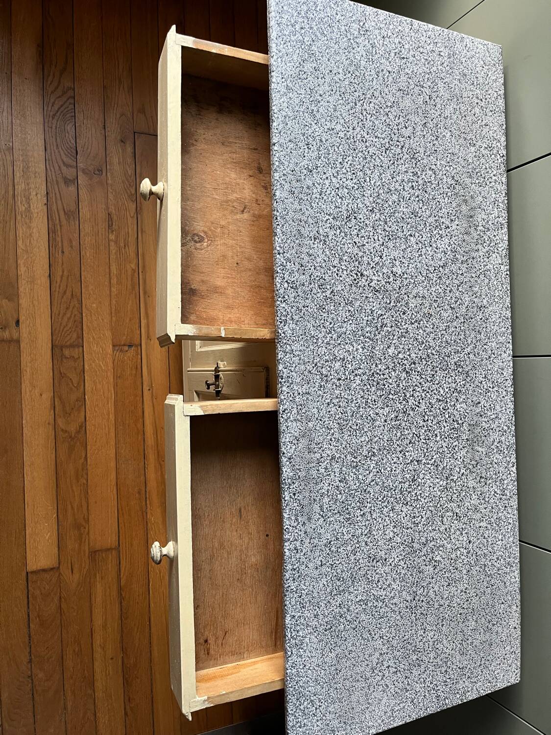 Buffet bas ancien en bois patiné avec plateau en tôle émaillée