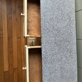 Buffet bas ancien en bois patiné avec plateau en tôle émaillée