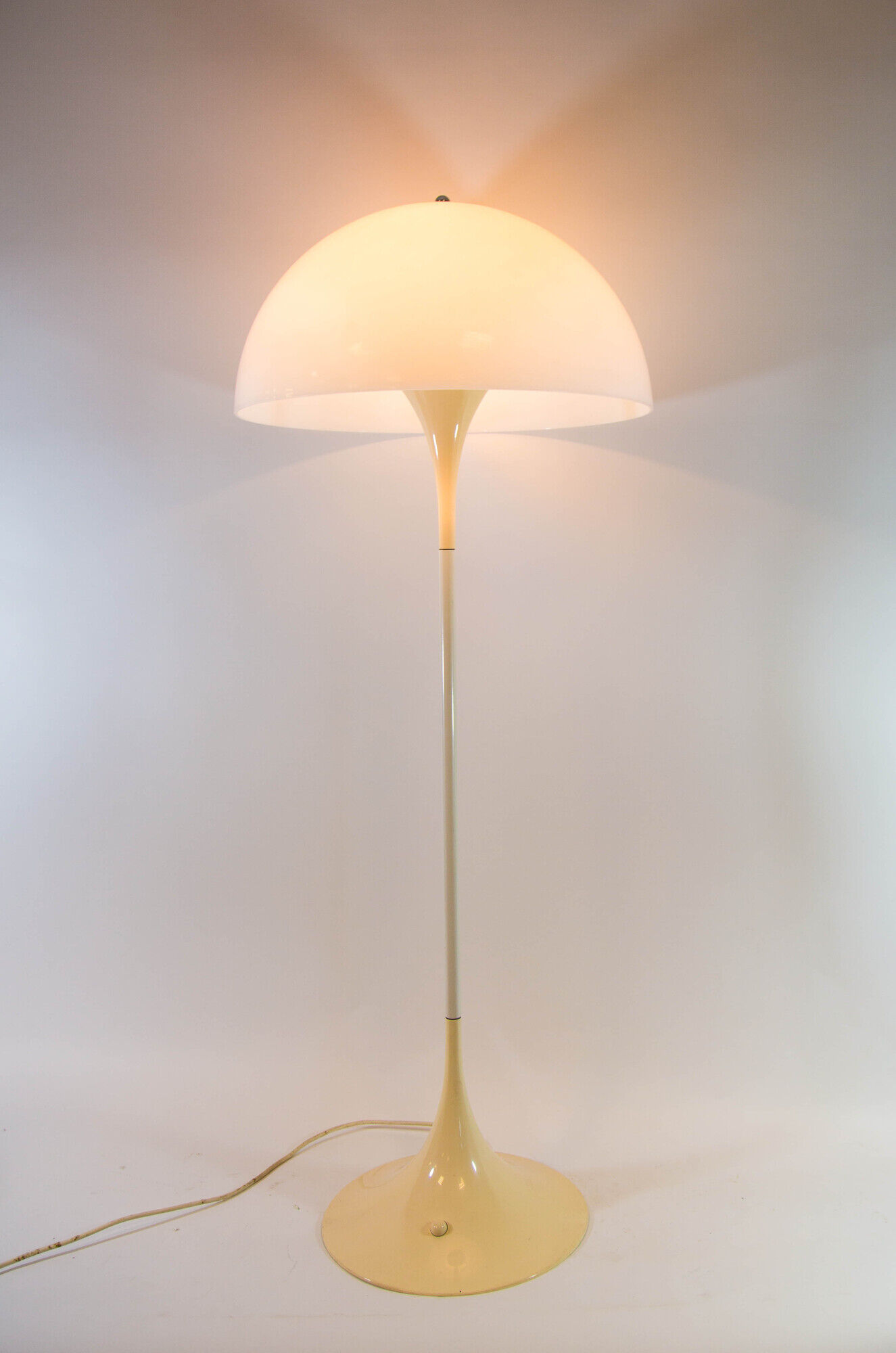 Panthella floor lamp - Design by Verner Panton for Louis Poulsen