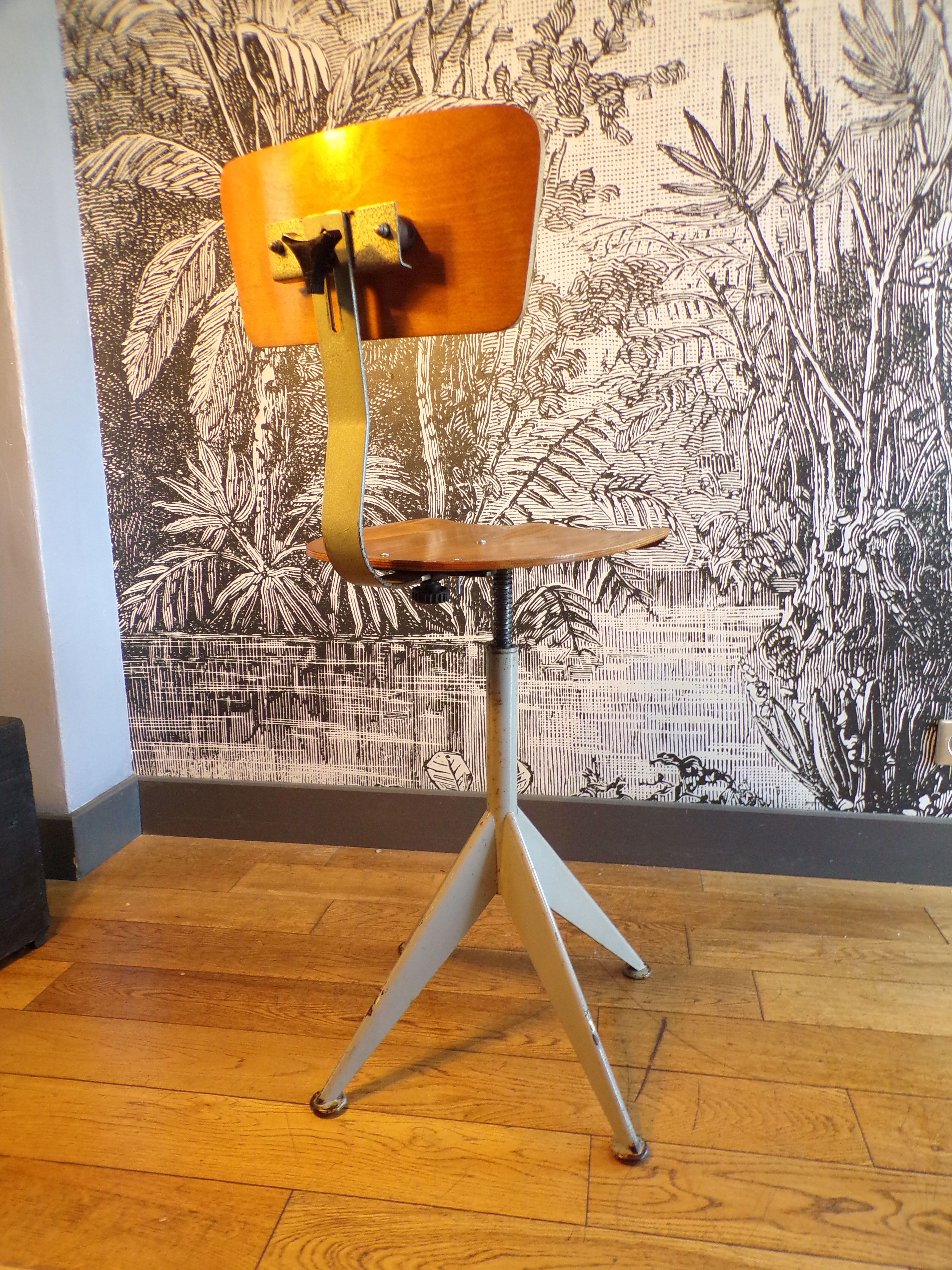 Screw workshop chair