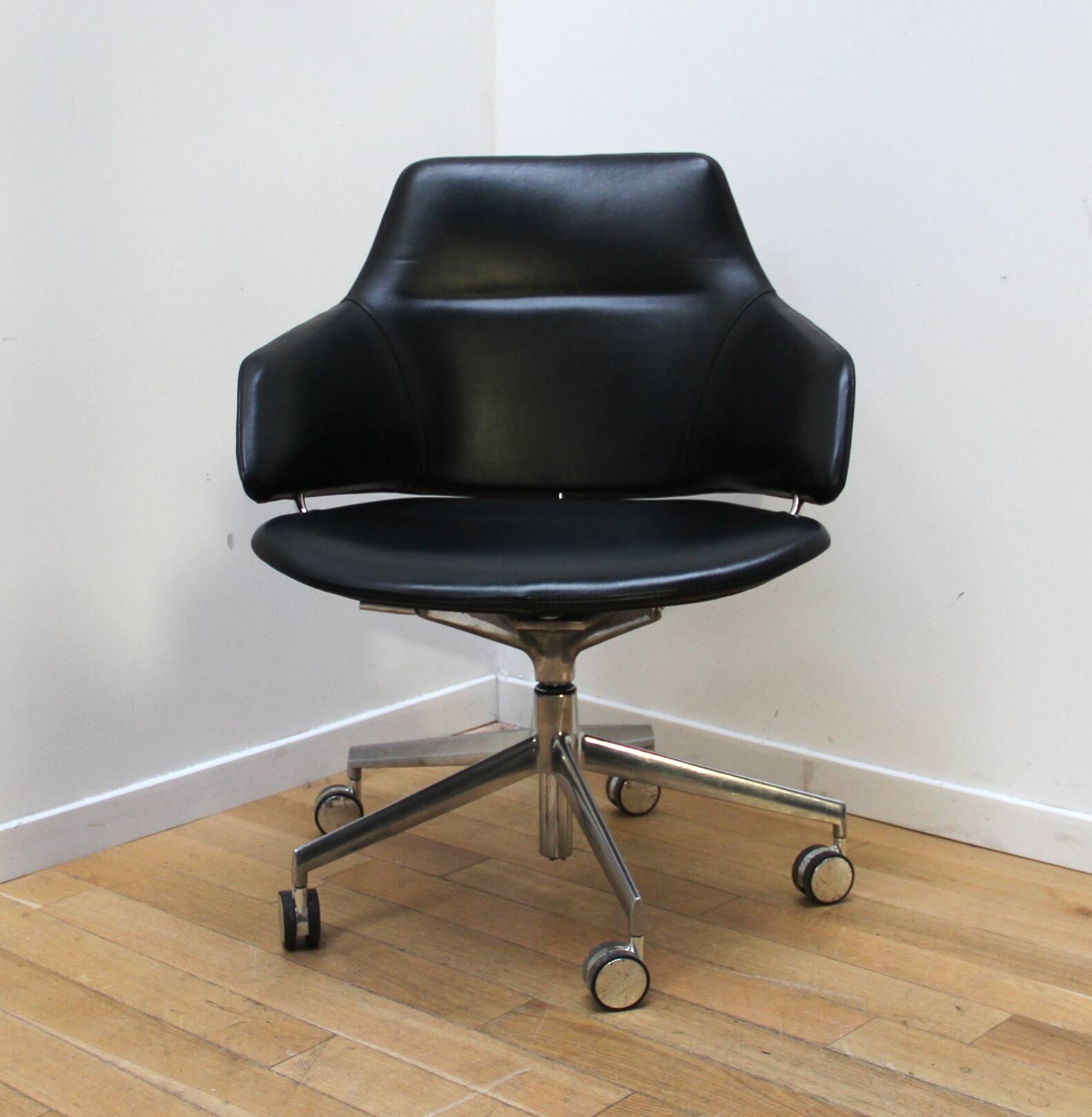 Pair of office chairs, Arper