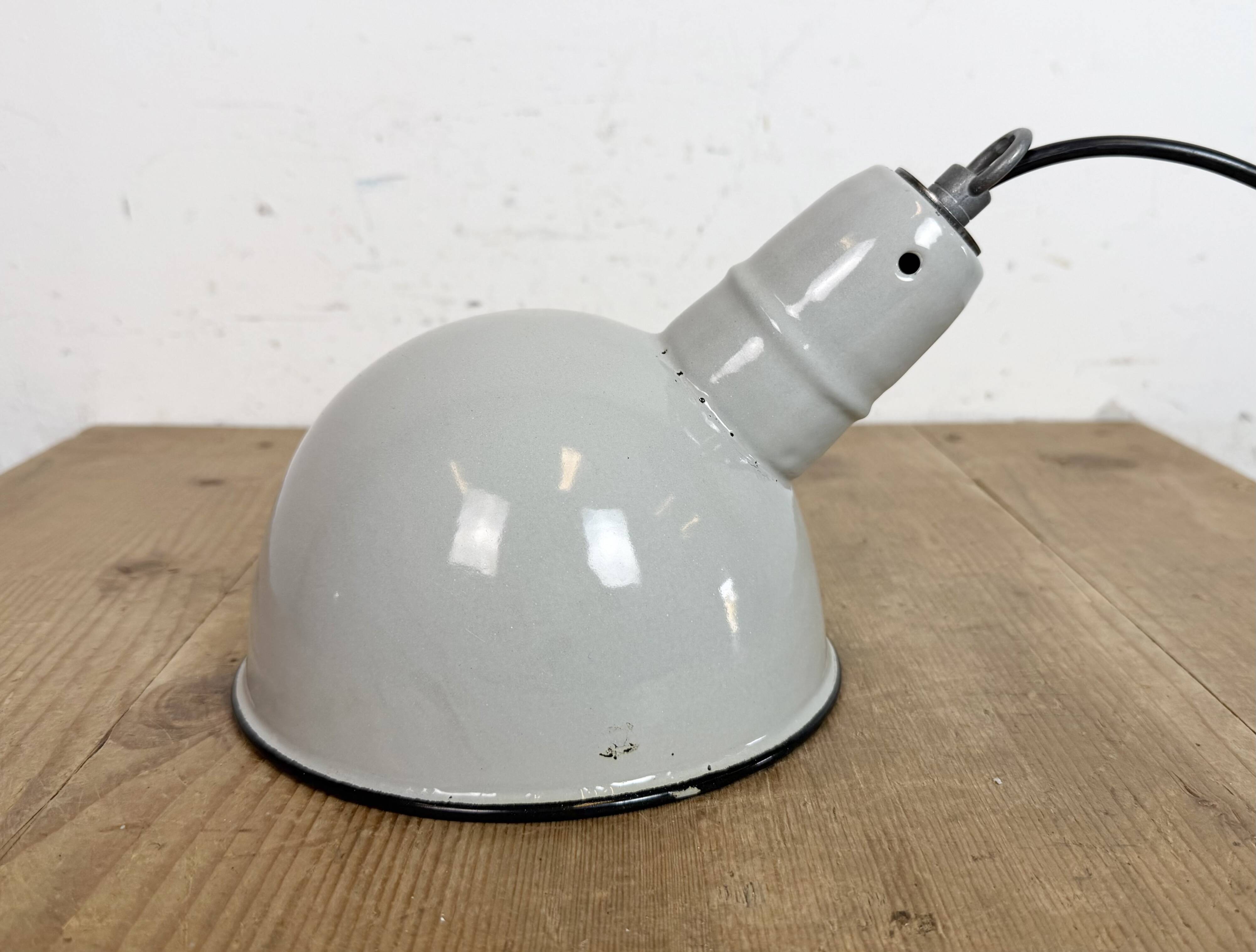 Suspension industrielle en émail gris, années 1960