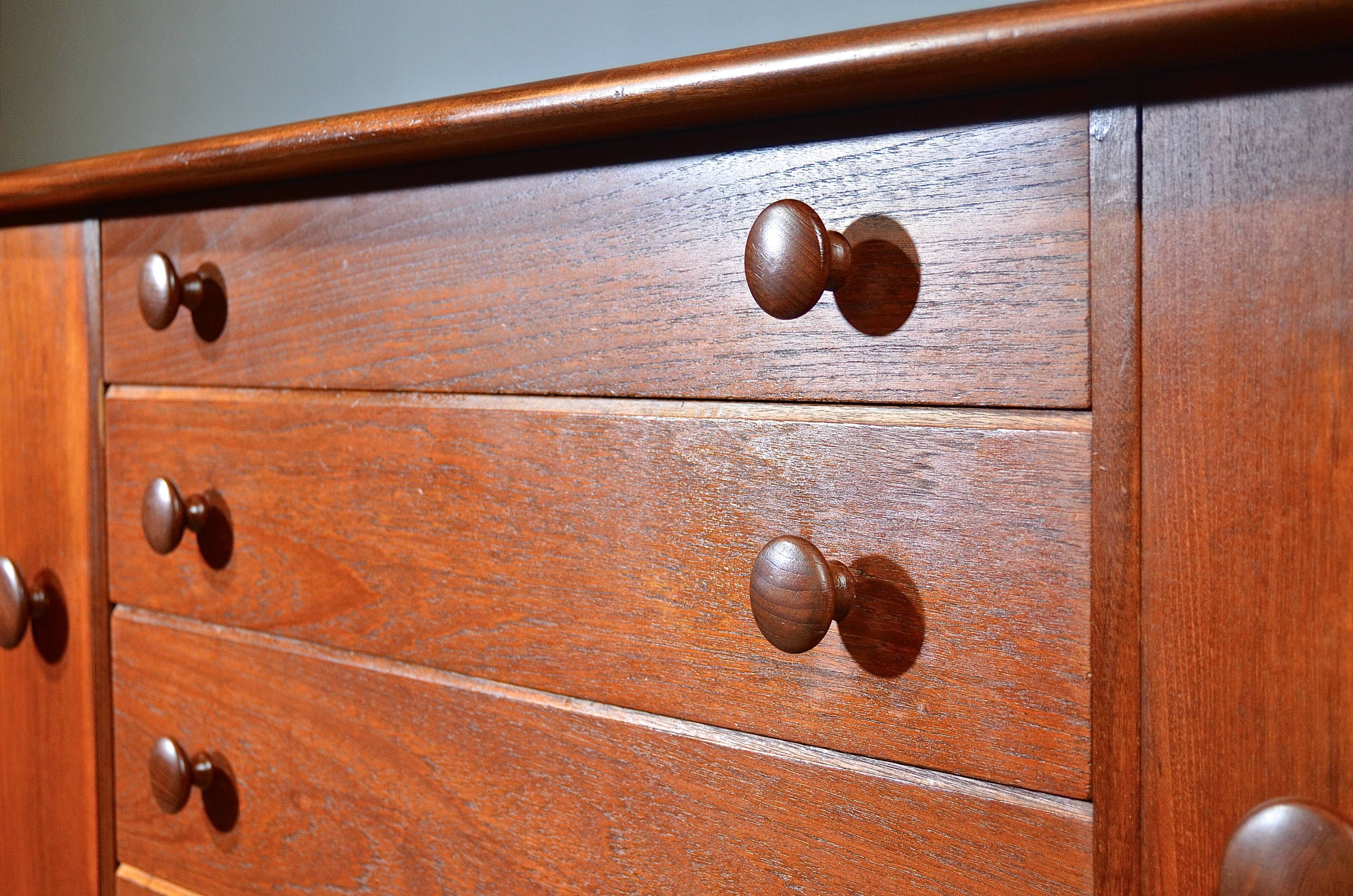 Fantastique buffet vintage du milieu du siècle A. Younger en afromosia et teck.