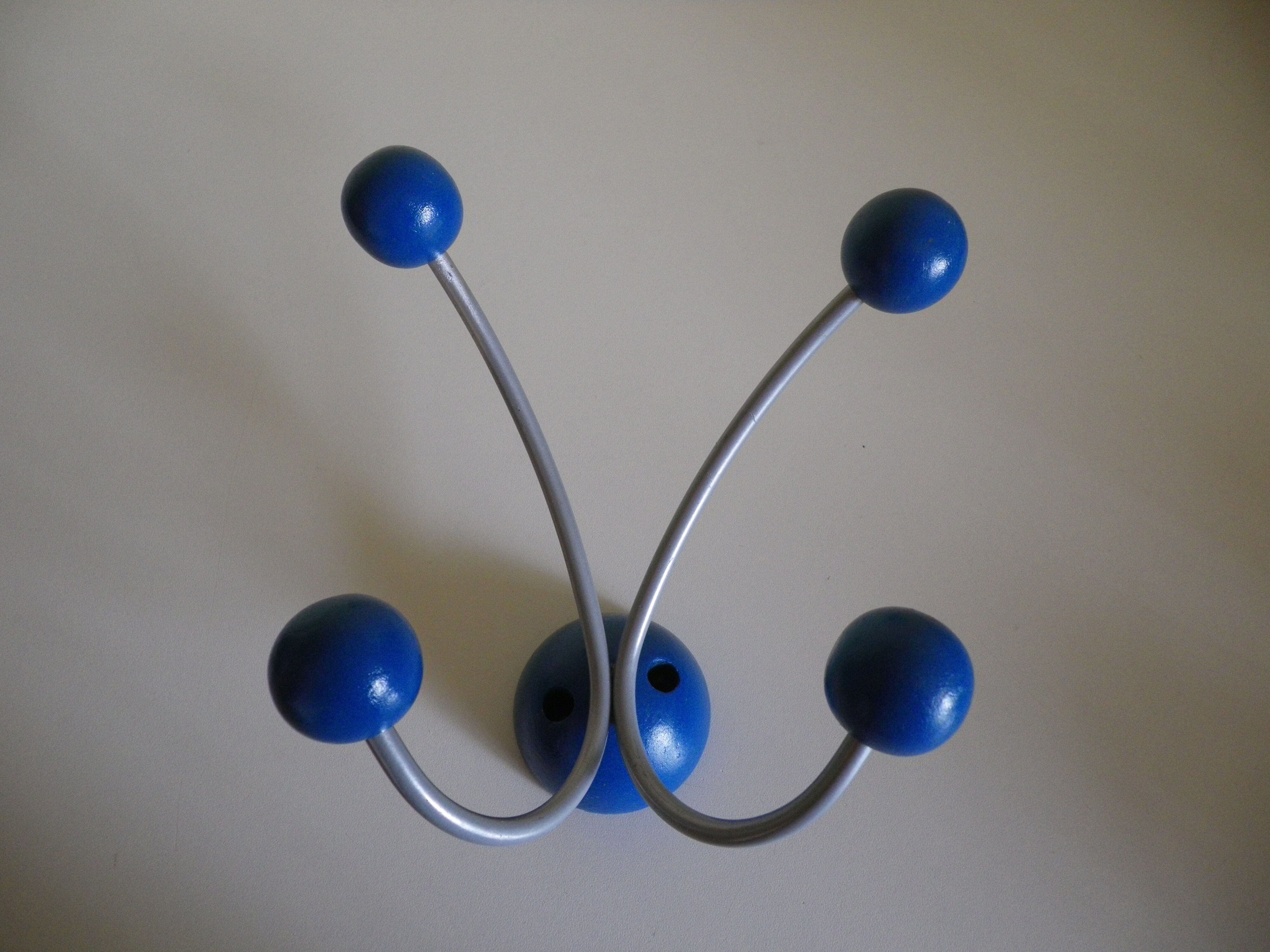 Grey metal wall hook, 4 wooden hangers