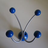 Grey metal wall hook, 4 wooden hangers