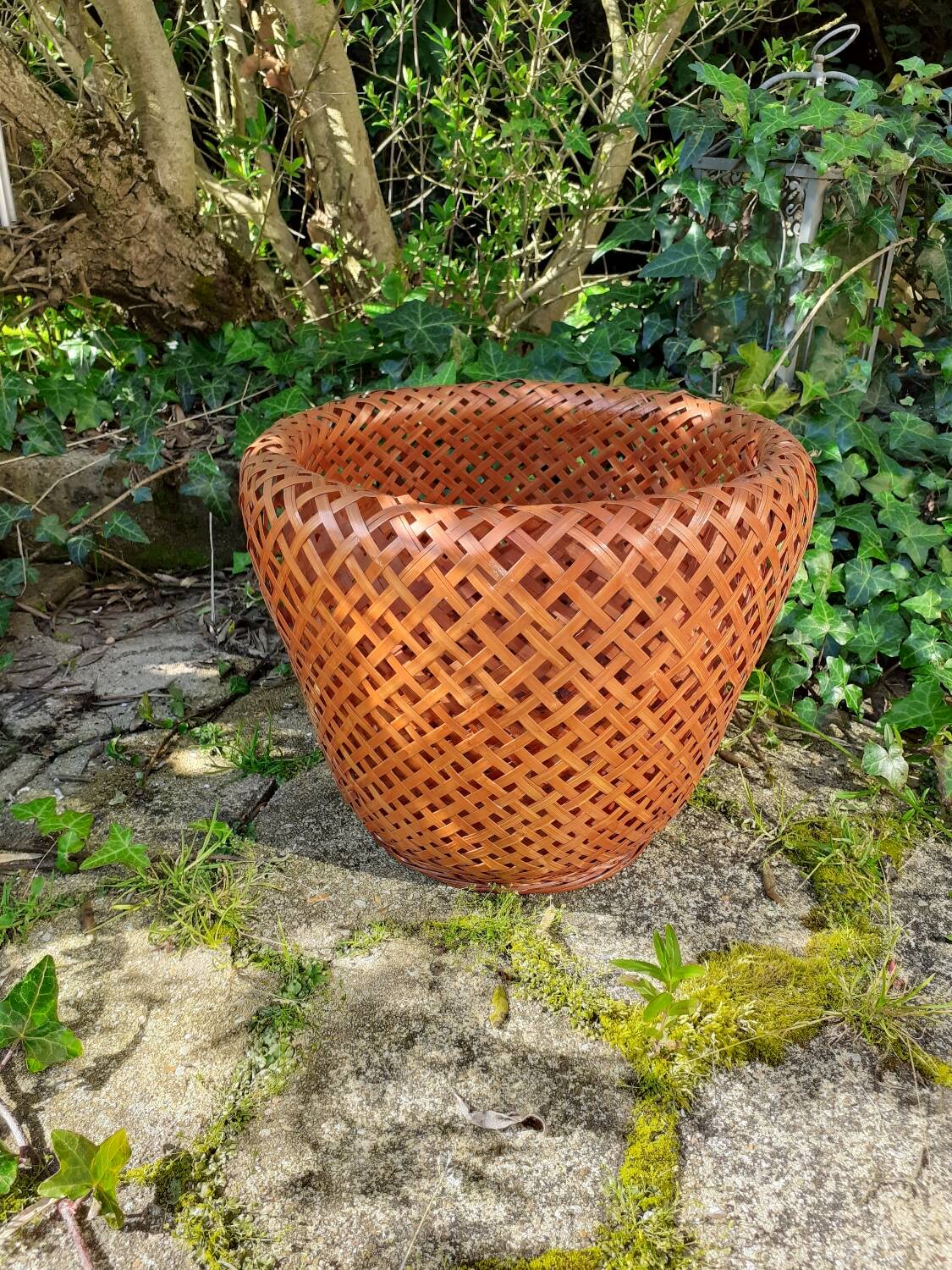 Très joli cache pot en bambou tressé année 60