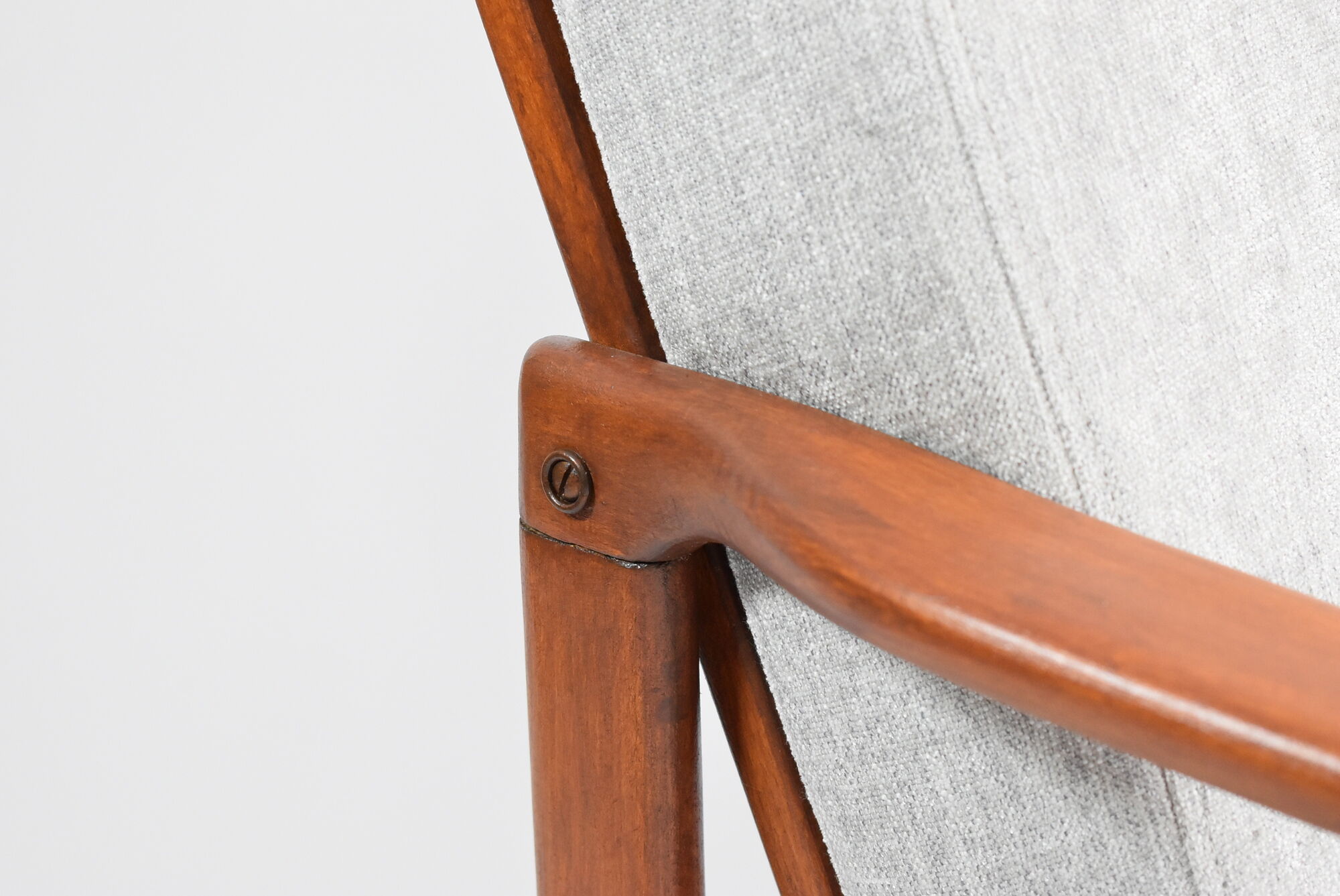 Fauteuil scandinave original des années 60, designer Z. Baczyk, couleur grise délicate, bois de teck