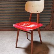 Chaise en bois rouge ton  1960