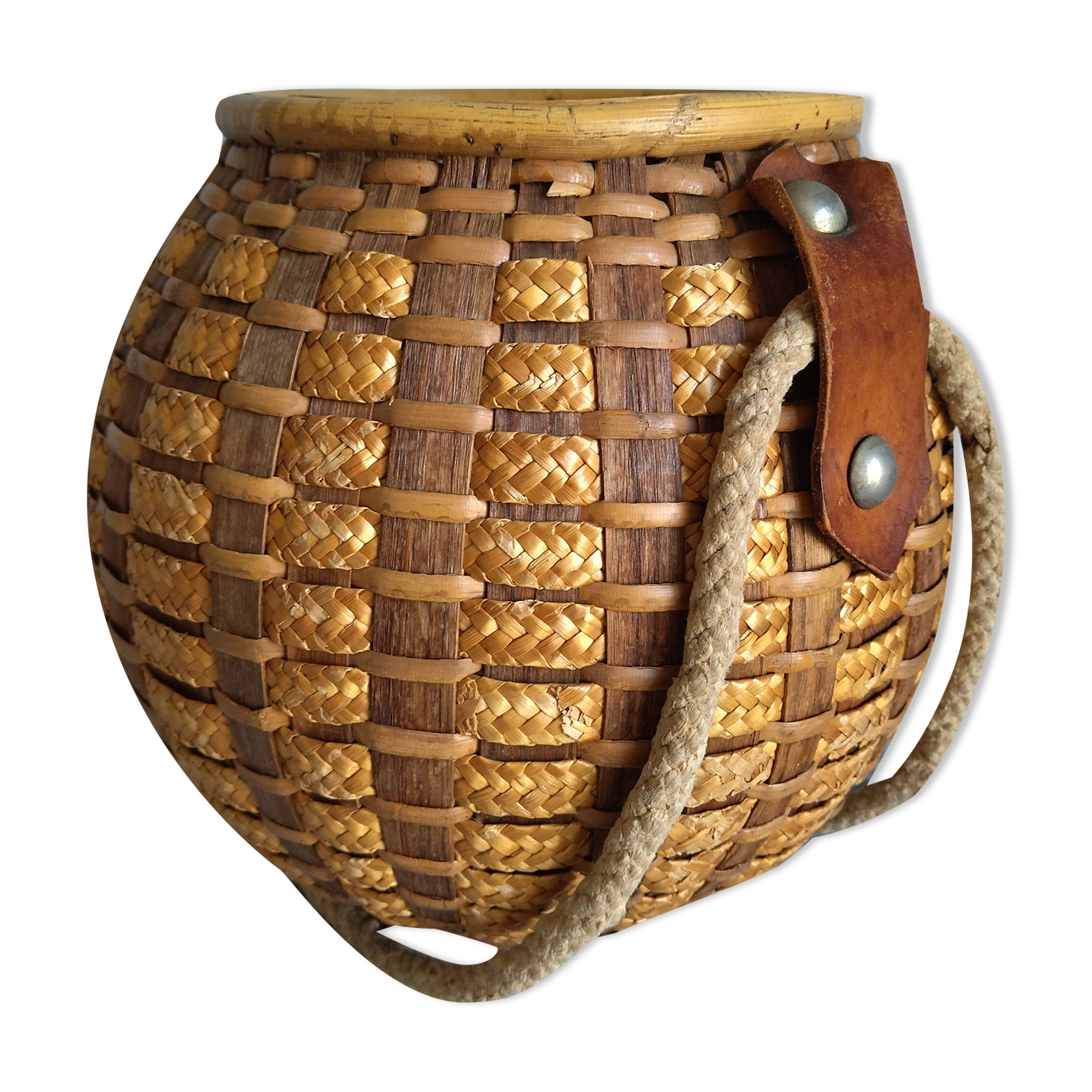 Wicker/rattan basket with handles