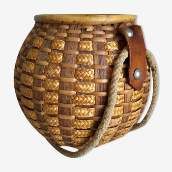 Wicker/rattan basket with handles