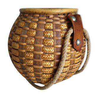 Wicker/rattan basket with handles