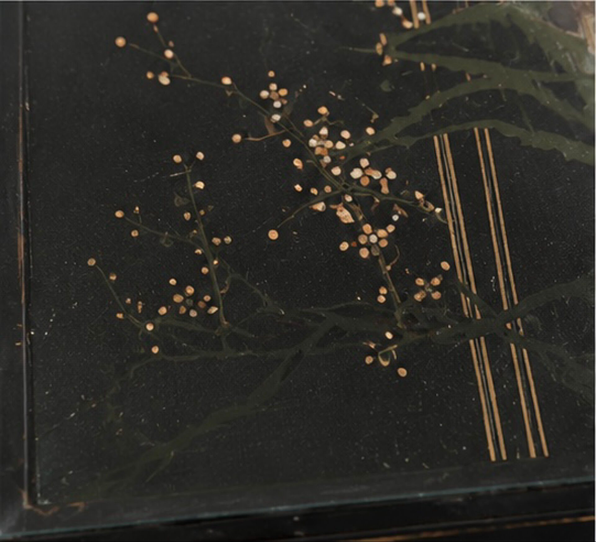 Table basse style chinois en bois noir et incrustrations de nacre