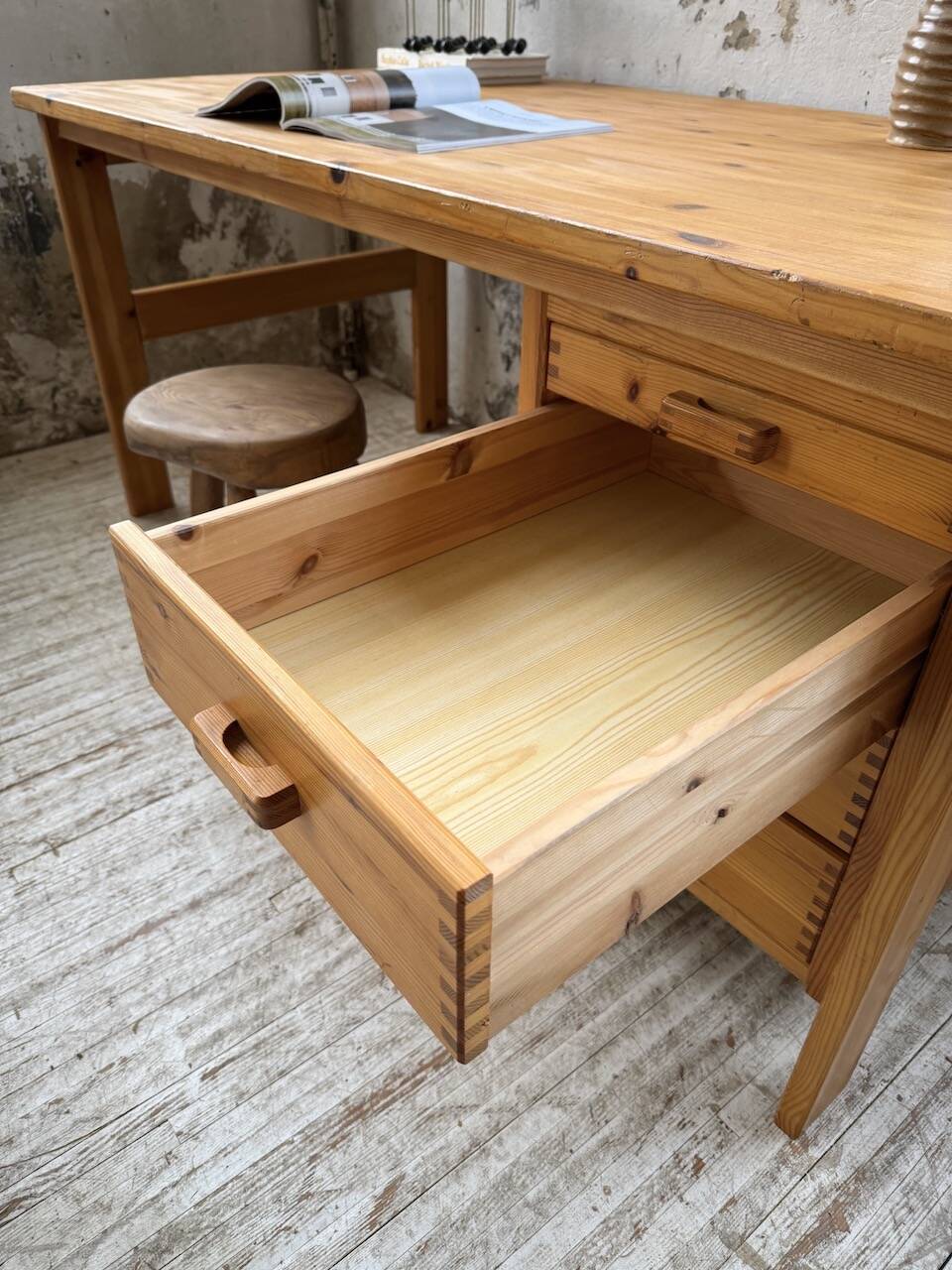 Bureau pin suédois style aperldoon 1970