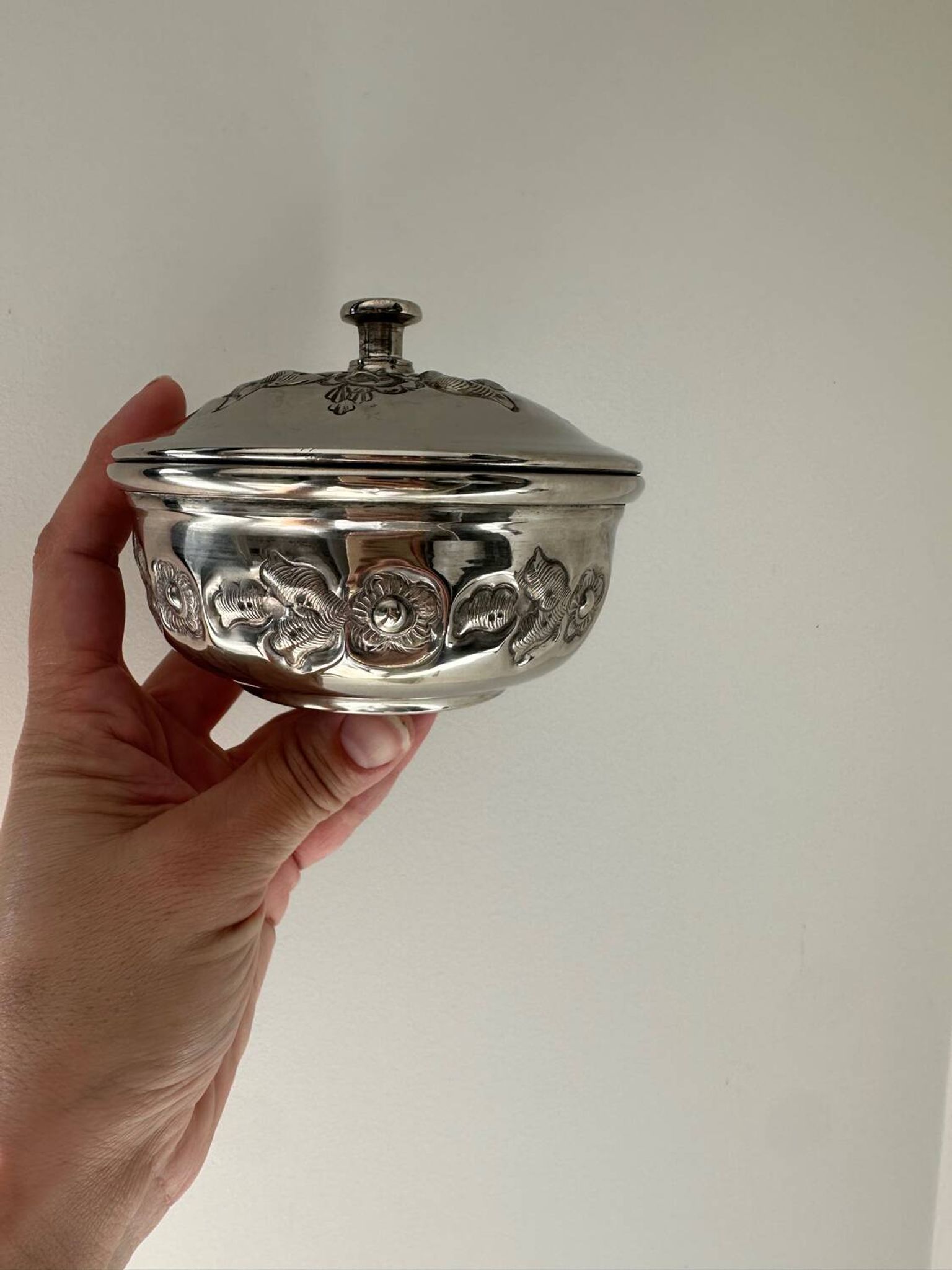 Boîte ancienne en métal argenté avec décor floral