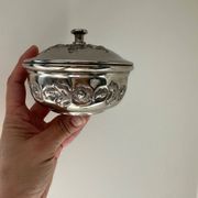 Boîte ancienne en métal argenté avec décor floral
