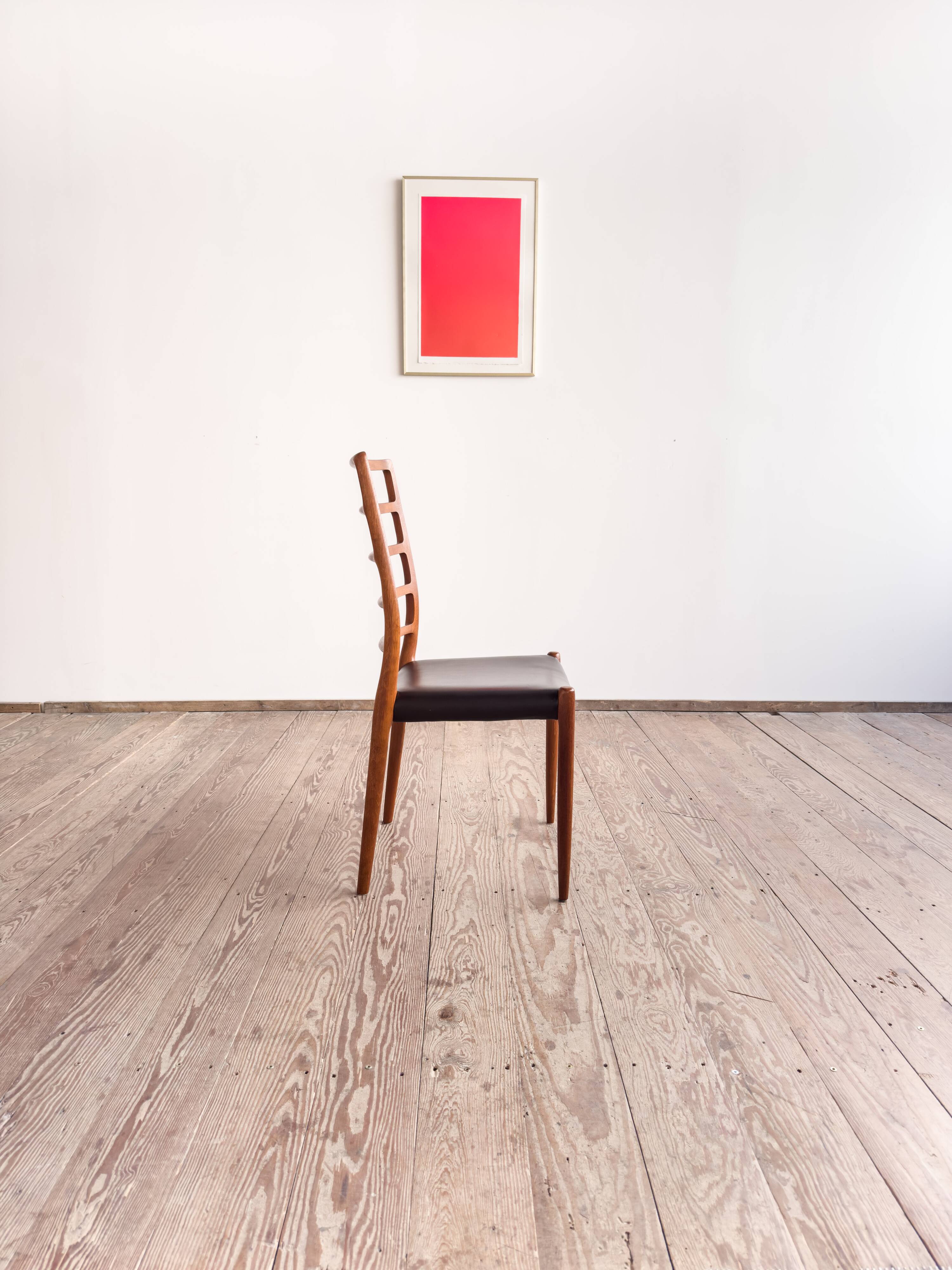 Chaise modèle 82 « Ambassade » en teck massif par Niels O. Møller, Danemark