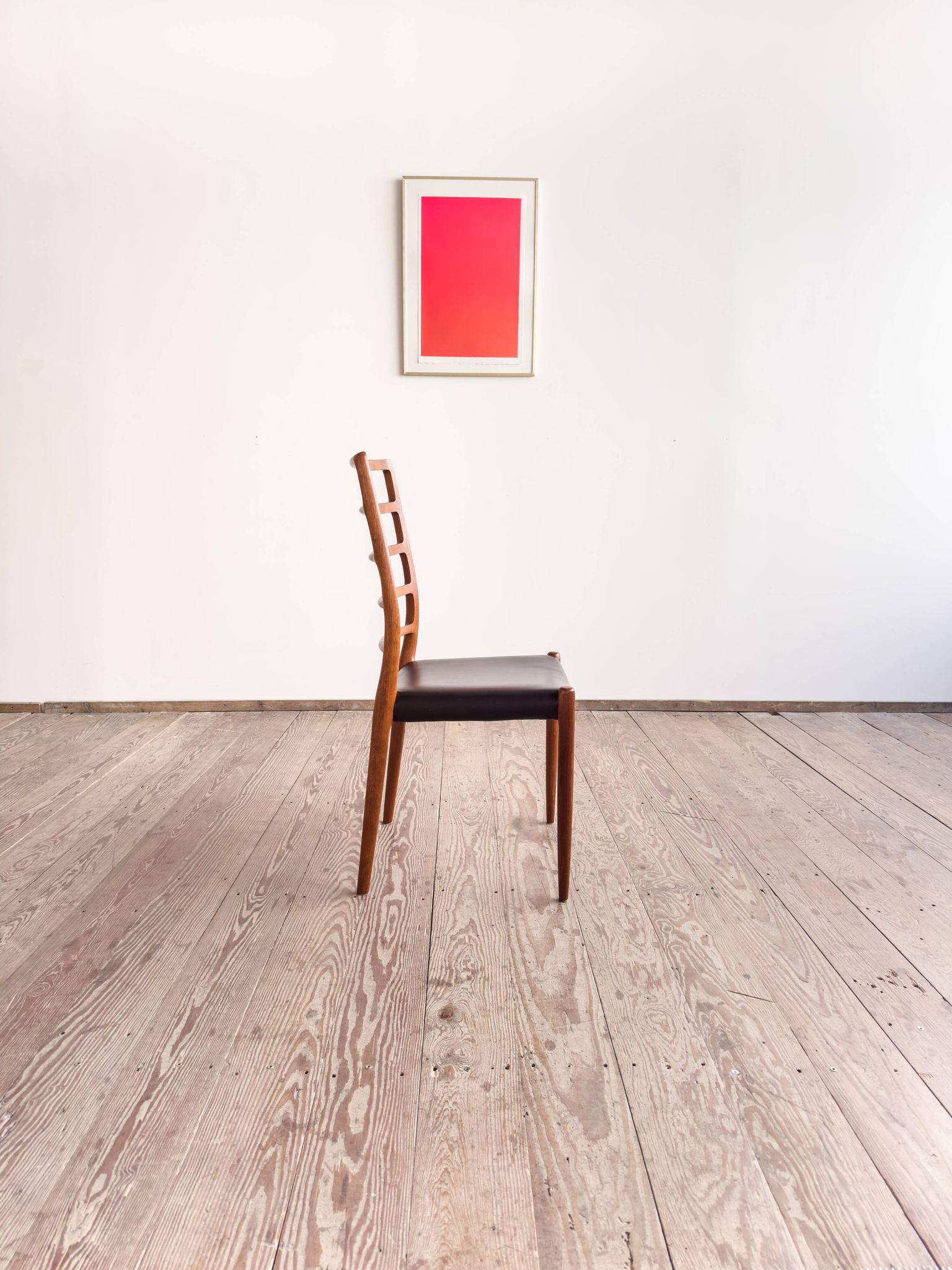 Chaise modèle 82 « Ambassade » en teck massif par Niels O. Møller, Danemark