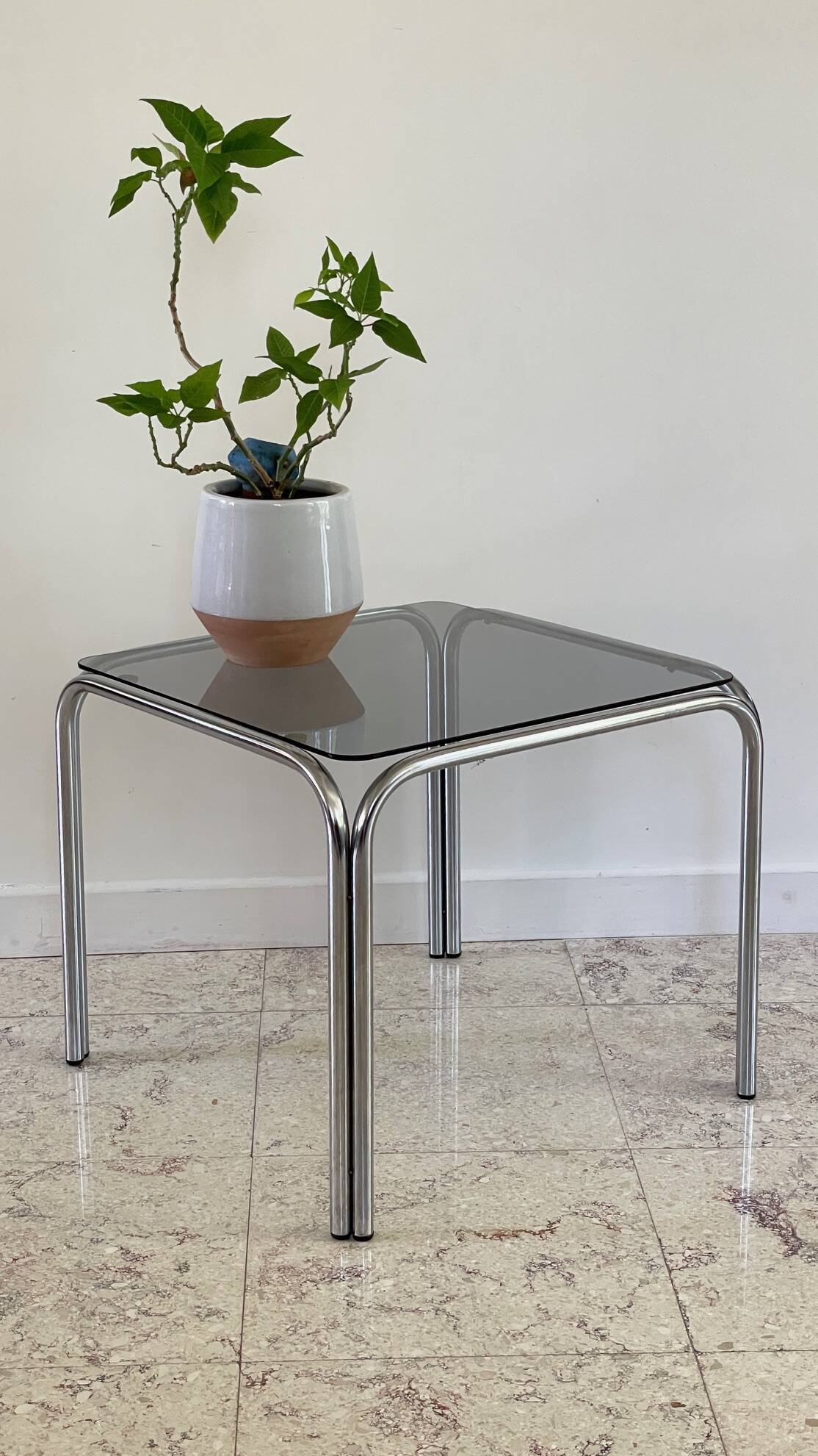Table basse annees 70 verre et acier chromé