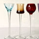 Cinq verres à liqueur colorés sur pied