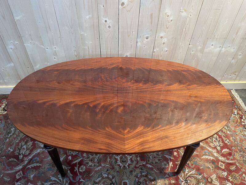 Table à manger ovale de style Louis XVI acajou et laiton