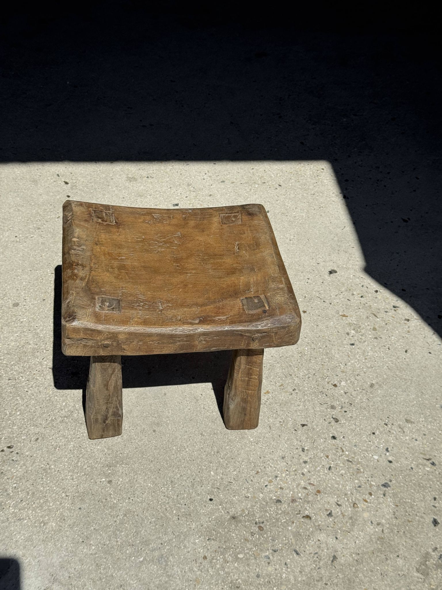 Tabouret d'appoint en teck massif carré assise courbée