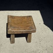 Tabouret d'appoint en teck massif carré assise courbée