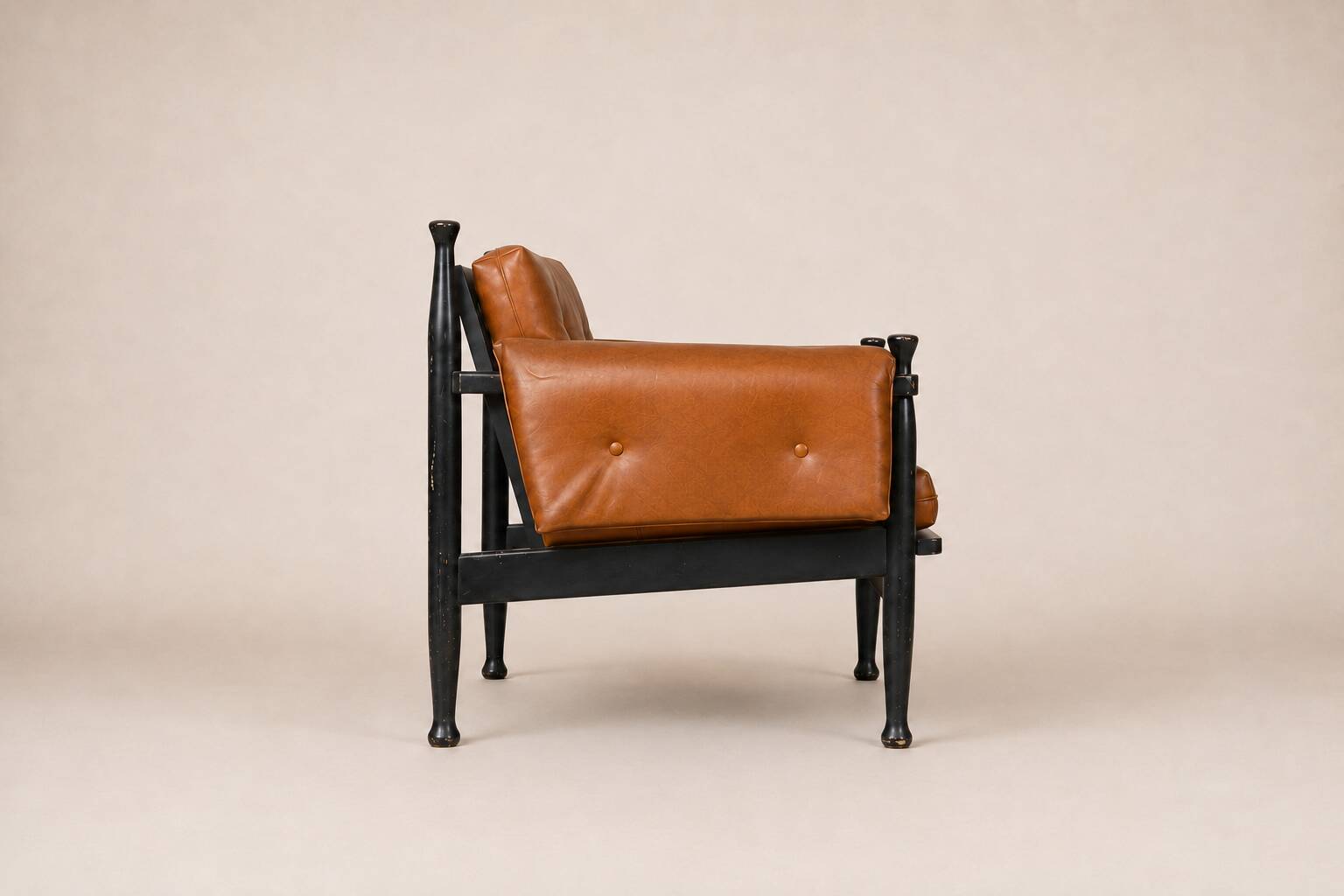 Paire de fauteuils lounge « safari » en cuir cognac et hêtre noir — c. 1970