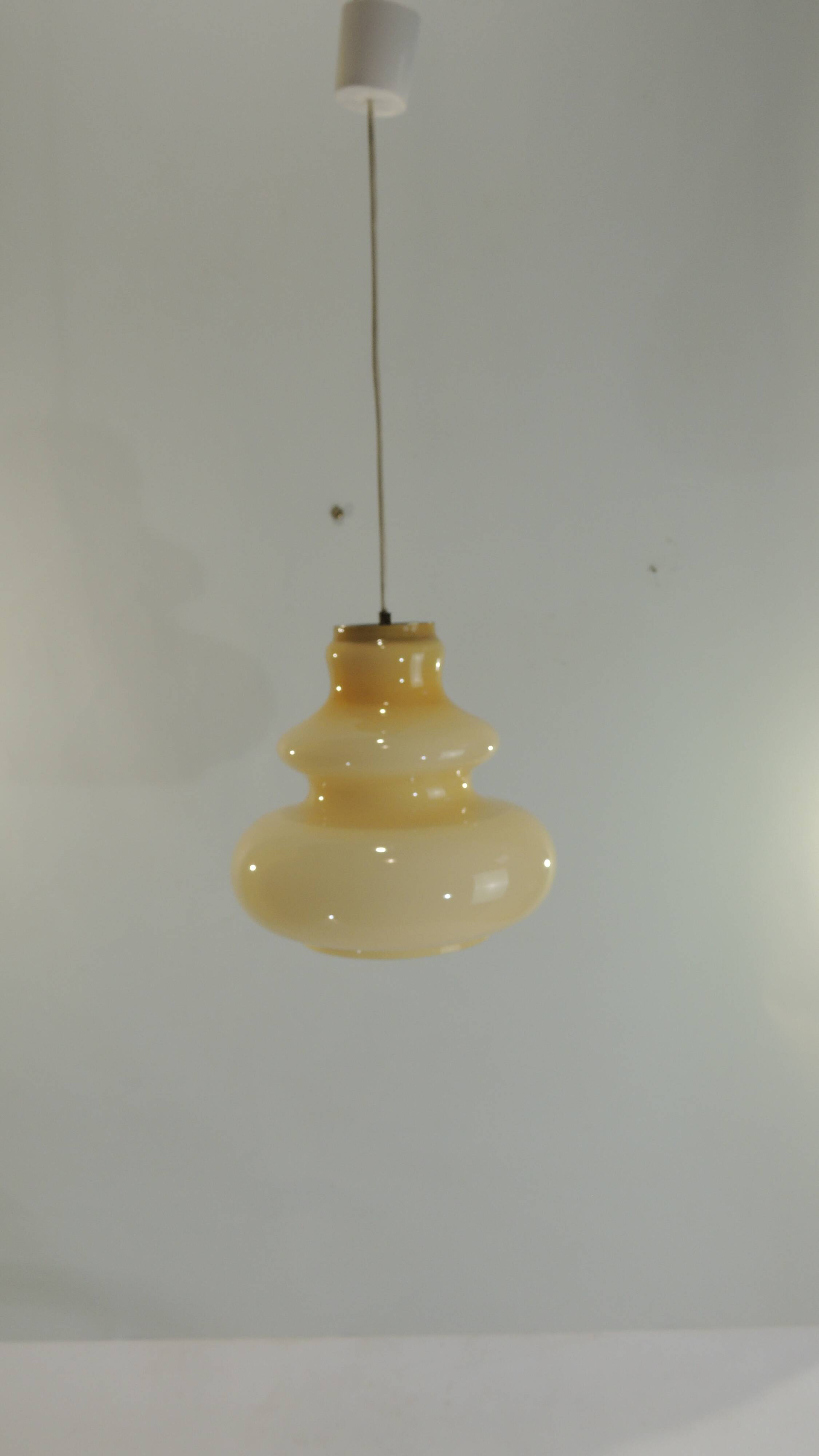 Suspension vintage en verre opalin de l'ère spatiale 1960