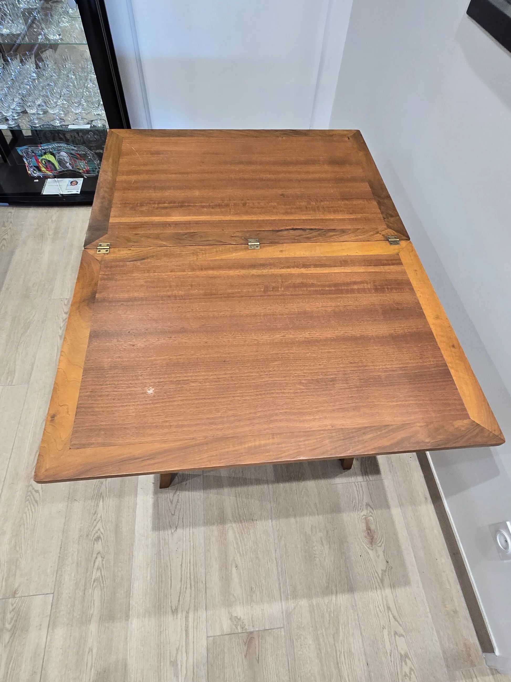 Table transformable vintage en bois de noyer et marqueterie