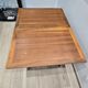 Table transformable vintage en bois de noyer et marqueterie