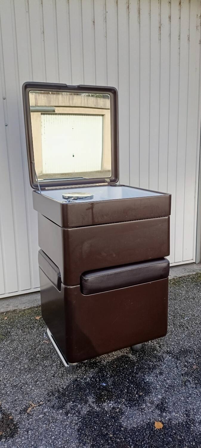 Hairdresser by Carlo Urbinati