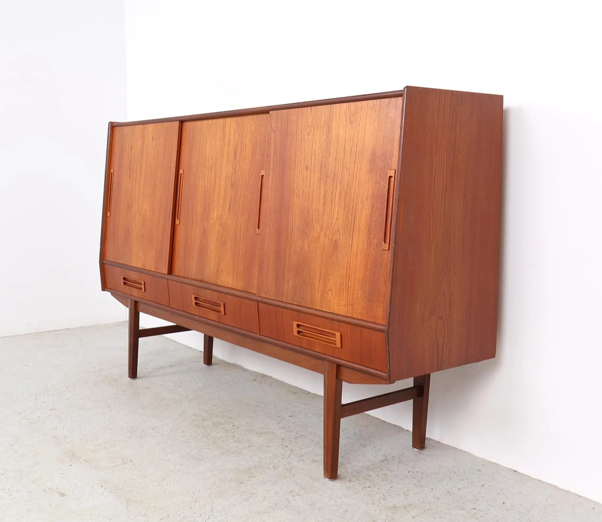 Buffet en teck de design danois avec section bar, années 1960.