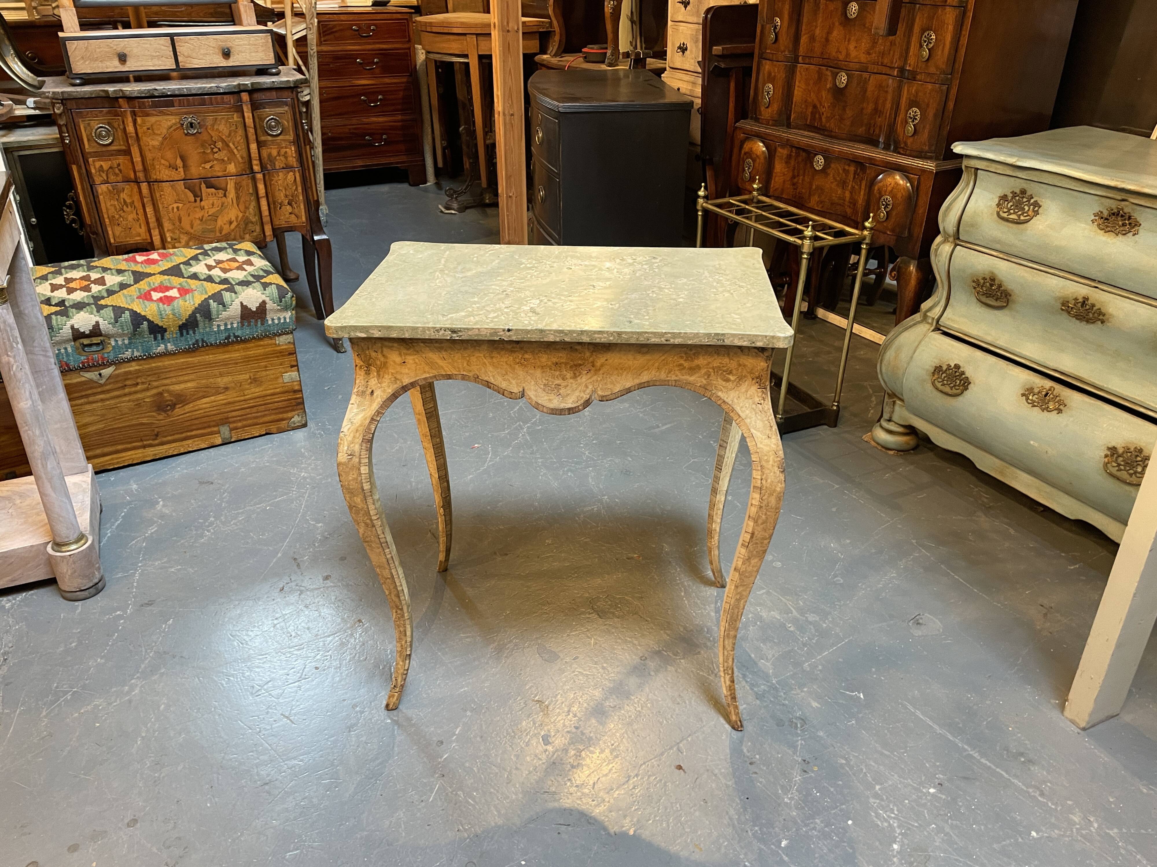 Petite table d'appoint victorienne en noyer