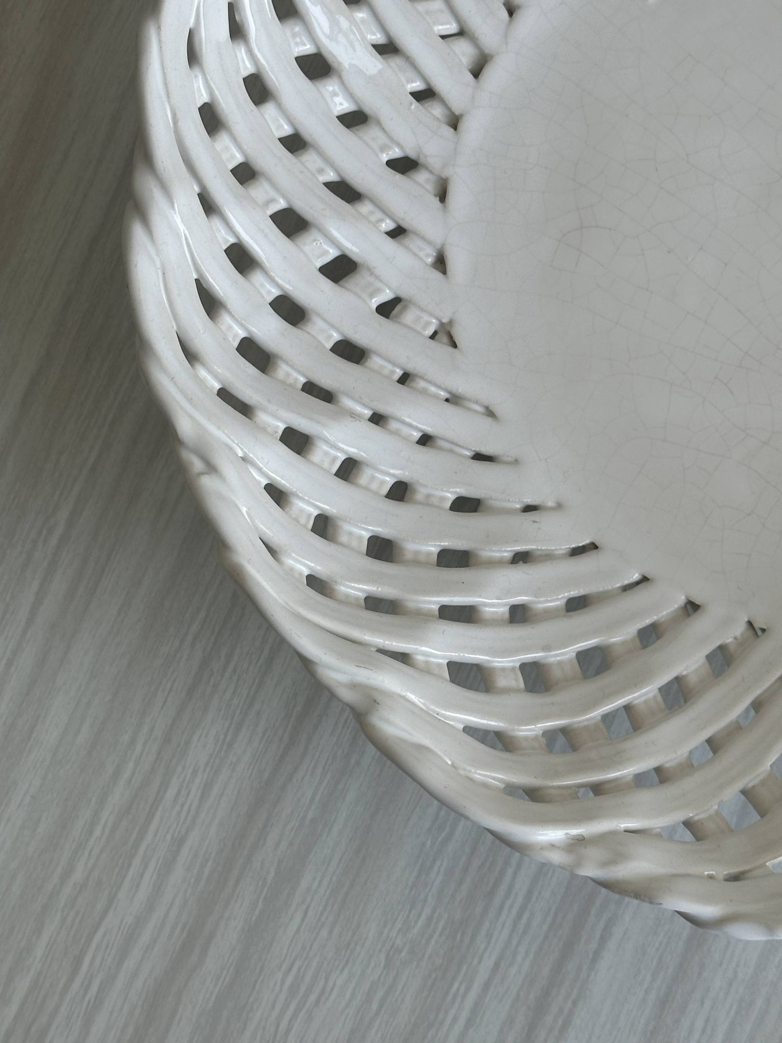 Corbeille en céramique blanche torsadée