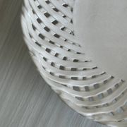 Corbeille en céramique blanche torsadée