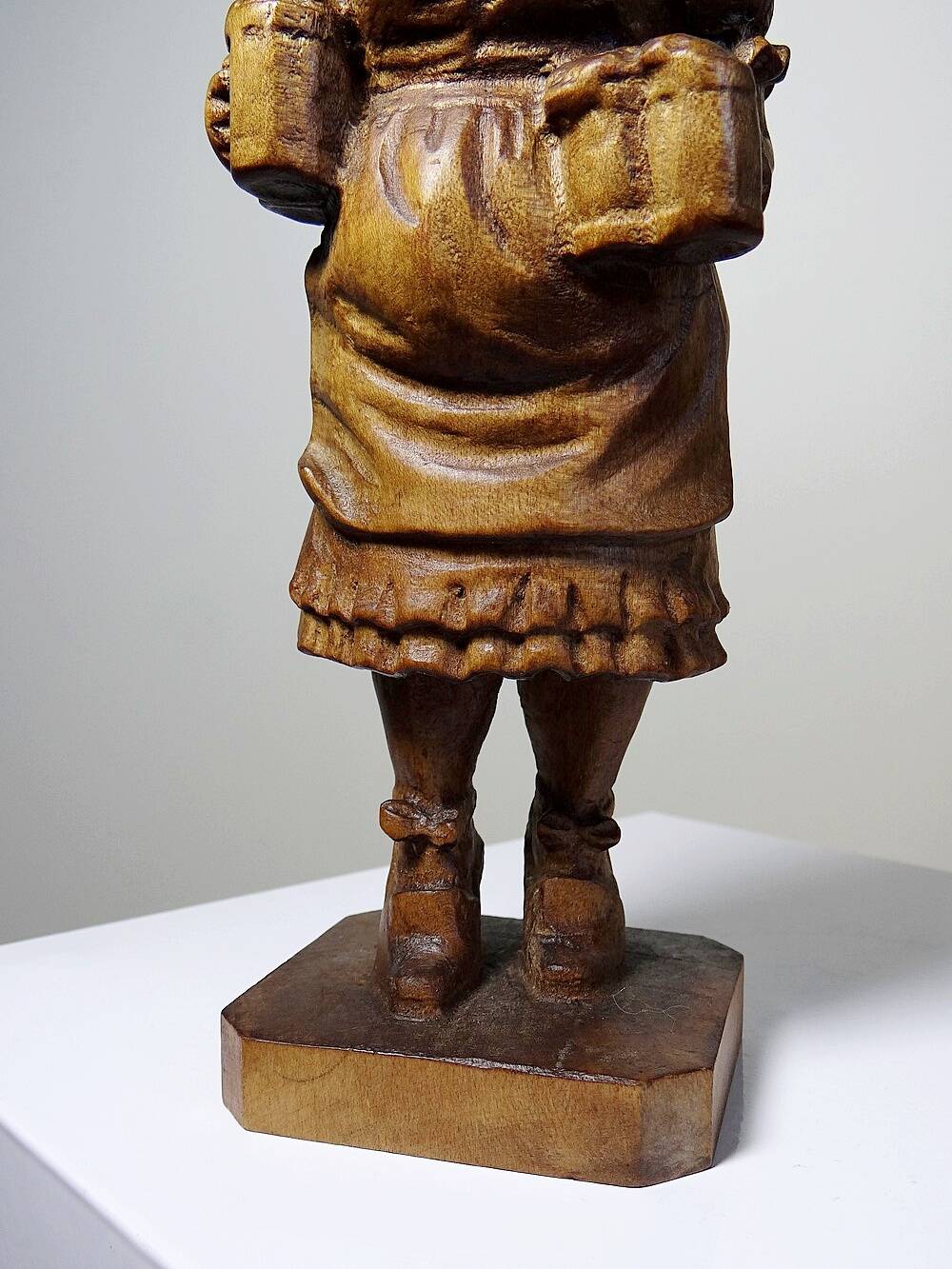 Sujet "La serveuse de bière" en bois sculpté Ludwig Roger Allemagne années