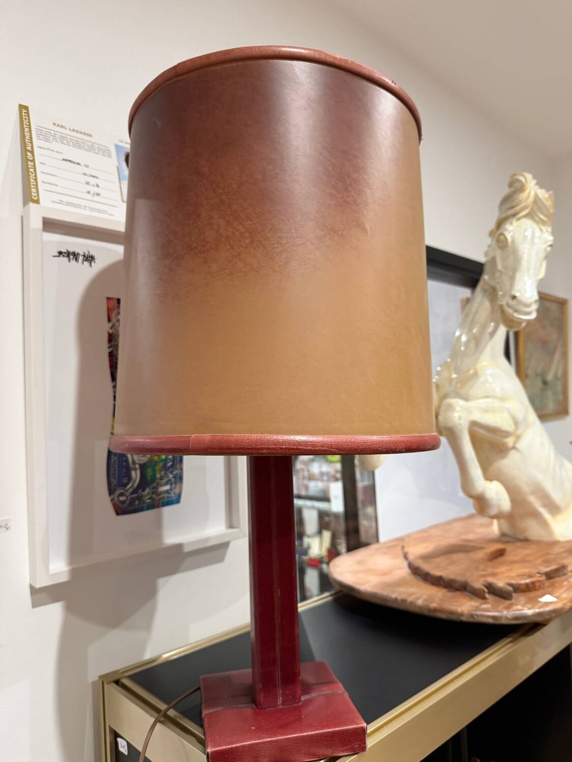 Lampe de table le tanneur en cuir bordeaux – design français – 65 cm