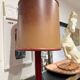 Lampe de table le tanneur en cuir bordeaux – design français – 65 cm